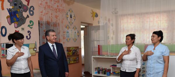 Шавкат Мирзиёев во время визита в дошкольное образовательное учреждение №5 Шудринг в городе Бекабад - Sputnik Ўзбекистон