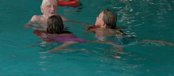 СПУТНИК_столетний немец работает инструктором по плаванию СПУТНИК_столетний немец работает инструктором по плаванию - Sputnik Узбекистан