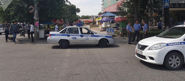 Здание ЦУМа в Бишкеке оцеплено Здание ЦУМа в Бишкеке оцеплено - Sputnik Узбекистан