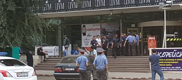 Сотрудники милиции около здания ЦУМа в Бишкеке Сотрудники милиции около здания ЦУМа в Бишкеке - Sputnik Ўзбекистон