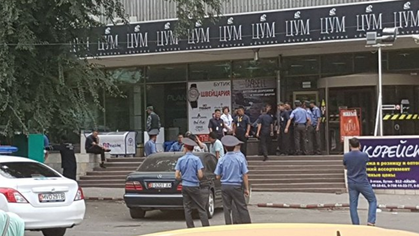Сотрудники милиции около здания ЦУМа в Бишкеке - Sputnik Узбекистан