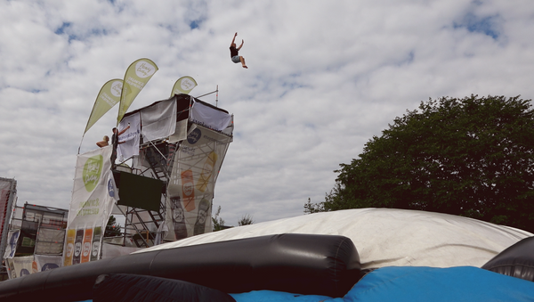 Эстонские акробаты затащили батут на высоту в 10 метров, чтобы совершить уникальный прыжок - Sputnik Узбекистан