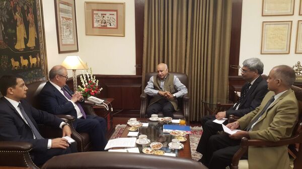 Министр иностранных дел Узбекистана Абдулазиз Камилов на встрече с государственным министром иностранных дел Индии Мубаширом Джаведом Акбаром в Дели - Sputnik Узбекистан