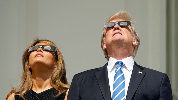 Trump watches the solar eclipse from the White House in Washington - Sputnik Узбекистан