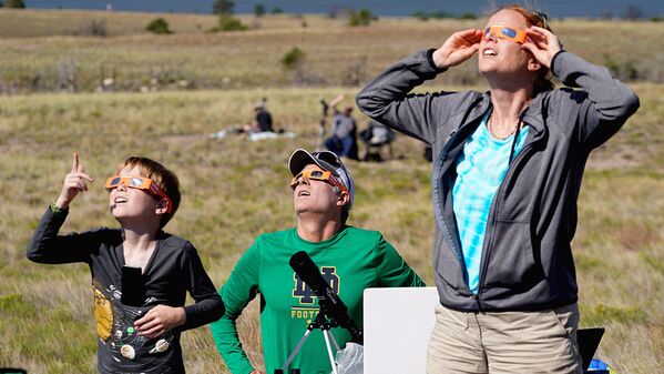 People watch the total solar eclipse in Guernsey, Wyoming U.S. - Sputnik Узбекистан