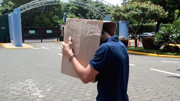 A student uses a box to watch the solar eclipse in Managua, Nicaragua - Sputnik Узбекистан