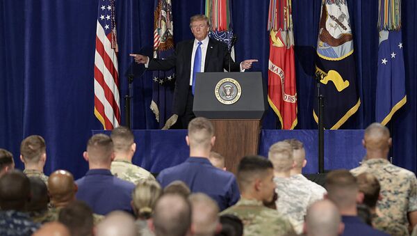 Президент США Дональд Трамп выступает перед военнослужащими - Sputnik Узбекистан