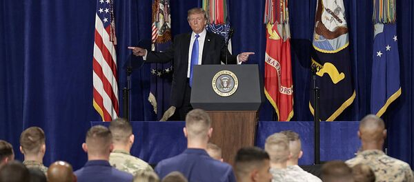 Президент США Дональд Трамп выступает перед военнослужащими  - Sputnik Ўзбекистон