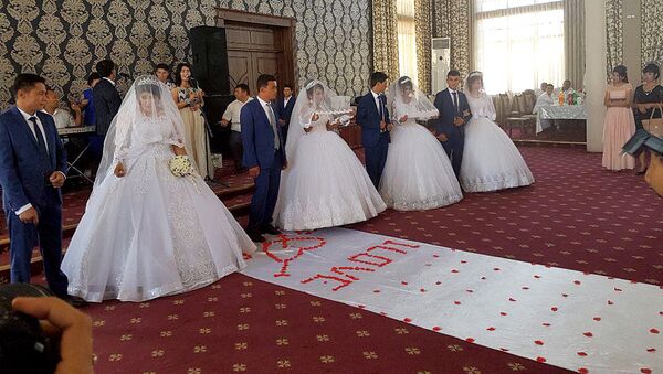 В Ташкентской области провели образцовую свадьбу для четырех пар - Sputnik Ўзбекистон