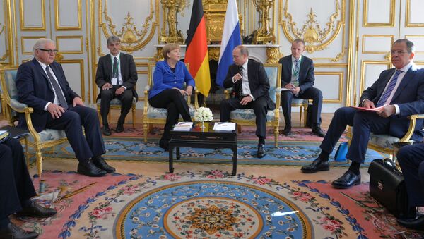 Владимир Путин и  Ангела Меркель во время встречи в Париже. - Sputnik Узбекистан