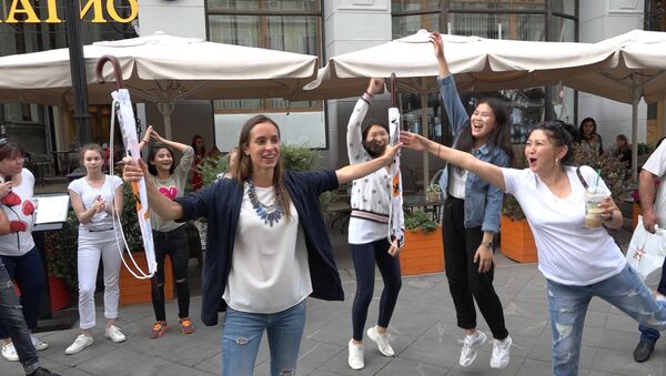 Участники шоу Ты супер! Танцы поборолись за зонты Sputnik в шуточном состязании - Sputnik Узбекистан