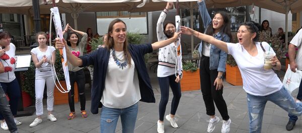 Участники шоу Ты супер! Танцы поборолись за зонты Sputnik в шуточном состязании - Sputnik Узбекистан