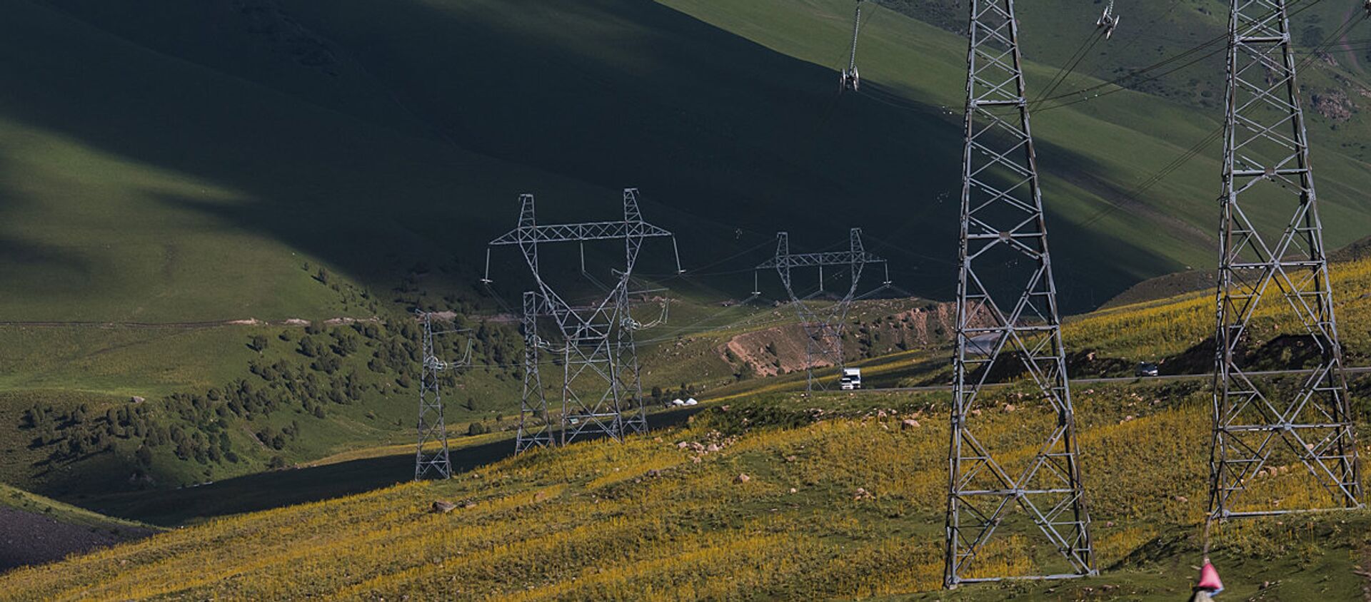 Linii elektroperedachi v ushelye Chichkan v Kirgizii - Sputnik O‘zbekiston, 1920, 22.10.2020