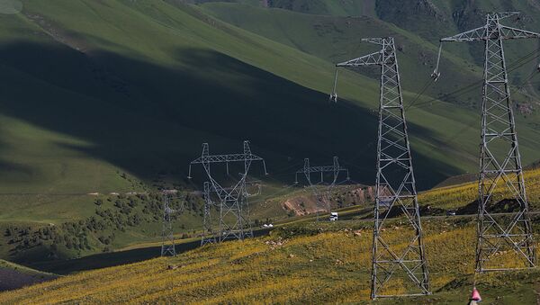 Линии электропередачи в ущелье Чычкан в Киргизии - Sputnik Ўзбекистон