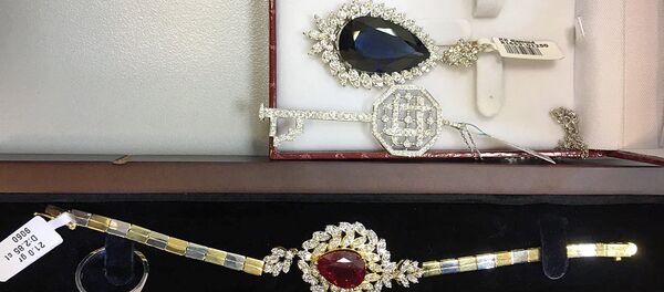 Sotrudniki Domodedovskoy tamojni obnarujili v bagaje passajira nezadeklarirovannie ukrasheniya s brilliantami Sotrudniki Domodedovskoy tamojni obnarujili v bagaje passajira nezadeklarirovannie ukrasheniya s brilliantami - Sputnik O‘zbekiston