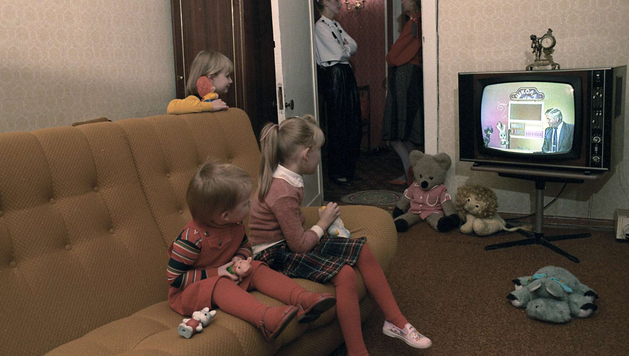 Включи телевизор детской. Телевизор для детей. Телевизор в детской. Семья у телевизора. Спокойной ночи малыши телевизор.