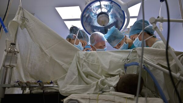 Во время операции по пересадке донорской почки - Sputnik Ўзбекистон