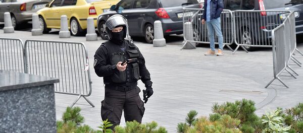 Сотрудник правоохранительных органов в центре Киева, Украина - Sputnik Ўзбекистон