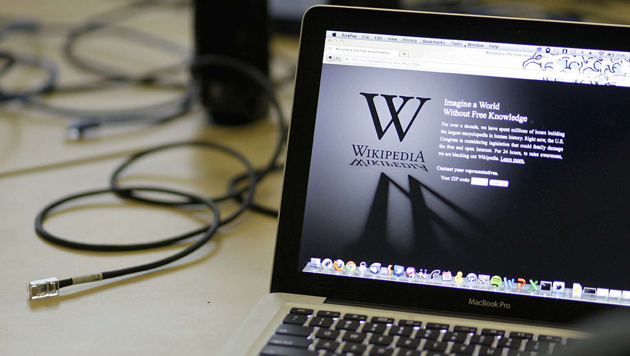 Почему запрещают википедия. Википедия фото. Запрещенная википедия. Википедия заблокирована. Википедия свободная энциклопедия.