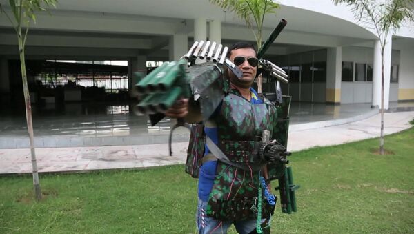 СПУТНИК_Индиец собрал костюм Железного человека с самодельными пушками из труб - Sputnik Узбекистан