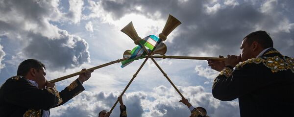 Шествие участников фестиваля Спасская башня Шествие участников фестиваля Спасская башня - Sputnik Ўзбекистон