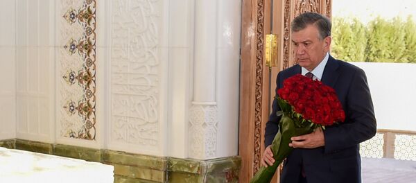 Шавкат Мирзиёев 27 август куни Ислом Каримов қабрини зиёрат қилди Шавкат Мирзиёев 27 август куни Ислом Каримов қабрини зиёрат қилди - Sputnik Ўзбекистон