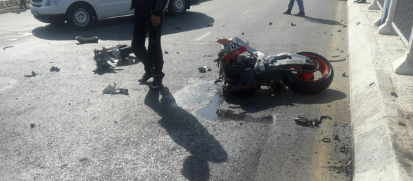 Мотоцикл разлетелся на куски после  столкновения с грузовиком в столице - Sputnik Узбекистан
