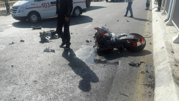 Мотоцикл разлетелся на куски после  столкновения с грузовиком в столице - Sputnik Узбекистан