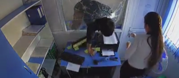 Вооруженный ножом мужчина ограбил кассу в Темиртау - Sputnik Узбекистан