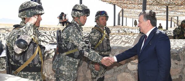 Встреча Мирзиёева с военнослужащими в Каттакургане - Sputnik Узбекистан