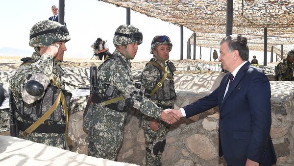 Встреча Мирзиёева с военнослужащими в Каттакургане - Sputnik Узбекистан