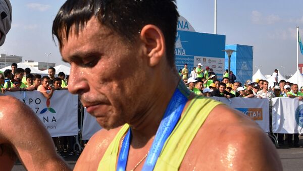 Победитель первого марафона ШОС в Астане узбекистанец Андрей Петров - Sputnik Узбекистан