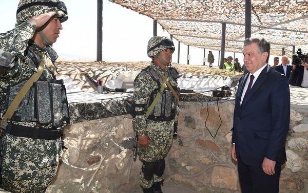 Президент Узбекистана Шавкат Мирзиёев наблюдал за оперативно-тактическими учениями, проходившими на учебно-полевом полигоне Каттакургон - Sputnik Узбекистан