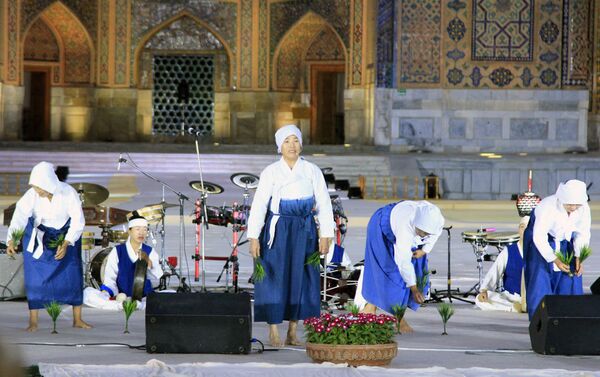 Участники международного музыкального фестиваля Шарк тароналари - Sputnik Узбекистан
