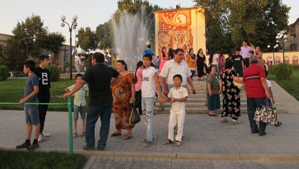 Жители и гости Самарканда во время фестиваля Шарк тароналари - Sputnik Узбекистан