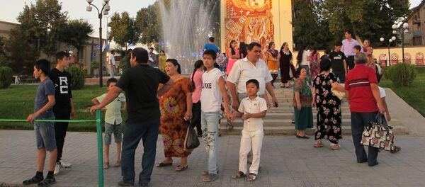 Жители и гости Самарканда во время фестиваля Шарк тароналари Жители и гости Самарканда во время фестиваля Шарк тароналари - Sputnik Узбекистан