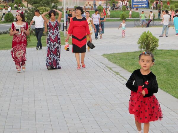 Жители и гости Самарканда во время фестиваля Шарк тароналари Жители и гости Самарканда во время фестиваля Шарк тароналари - Sputnik Узбекистан