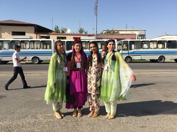 Жители и гости Самарканда во время фестиваля Шарк тароналари Жители и гости Самарканда во время фестиваля Шарк тароналари - Sputnik Узбекистан