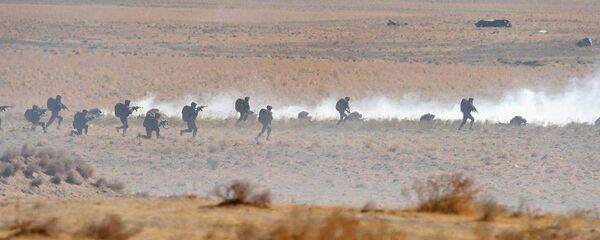 Узбекские военные во время учений Узбекские военные во время учений - Sputnik Ўзбекистон