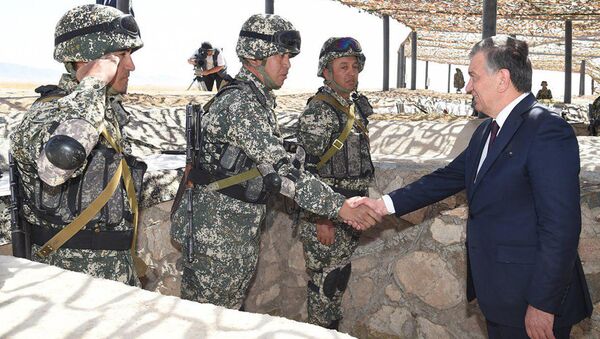 Президент Узбекистана Шавкат Мирзиёев и военнослужащие - Sputnik Узбекистан
