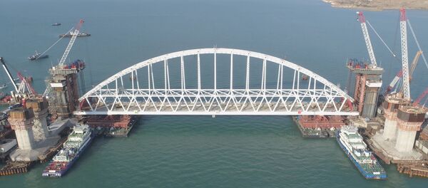 СПУТНИК_Железнодорожную арку Крымского моста доставили на фарватер СПУТНИК_Железнодорожную арку Крымского моста доставили на фарватер - Sputnik Узбекистан