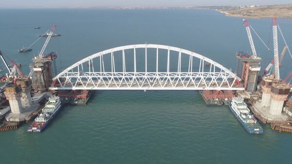 СПУТНИК_Железнодорожную арку Крымского моста доставили на фарватер - Sputnik Узбекистан