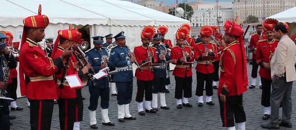 Как оркестры из разных стран разминались перед выступлением на фестивале Спасская башня Как оркестры из разных стран разминались перед выступлением на фестивале Спасская башня - Sputnik Узбекистан