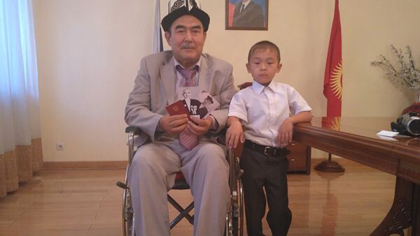 Кыргызстанец Марат Уметов получил посмертную награду отца — ветерана ВОВ Каратая Уметова через 72 года после победы - Sputnik Узбекистан