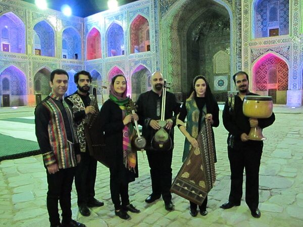 участники из Ирана - группа Naghsh на фестивале Шарк тароналари участники из Ирана - группа Naghsh на фестивале Шарк тароналари - Sputnik Узбекистан