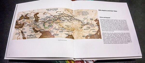 Фонд имени Ислама Каримова совместно с Постоянным Представительством Узбекистана при ЮНЕСКО выпустил книгу Ренессанс узбекского шелка, посвященную многовековой школе ткачества по технологии икат Фонд имени Ислама Каримова совместно с Постоянным Представительством Узбекистана при ЮНЕСКО выпустил книгу Ренессанс узбекского шелка, посвященную многовековой школе ткачества по технологии икат - Sputnik Ўзбекистон