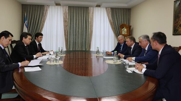 В Министерстве по развитию информационных технологий и коммуникаций состоялась встреча с делегацией компании IBM во главе с генеральным директором IBM Восточная Европа/Азия А.Филатовым - Sputnik Узбекистан