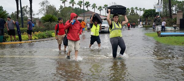 Волонтеры помогают при эвакуации жителей из зоны наводнения в Техасе Волонтеры помогают при эвакуации жителей из зоны наводнения в Техасе - Sputnik Ўзбекистон