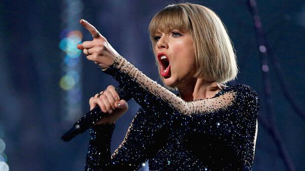 Тейлор Свифт исполняет песню Out of the Woods на 58-й премии Grammy в Лос-Анджелесе - Sputnik Узбекистан