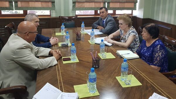 Заместитель председателя Госкомэкологии  Уктам Утаев принял  Сергея Завьялова, начальника управления регулирования воздействия на атмосферный воздух и водные ресурсы Министерства природных ресурсов и охраны окружающей среды Республики Беларусь и  Александра Бамбиза, научного координатора национального компонента проекта ПРООН/ГЭФ в Республике Беларусь - Sputnik Узбекистан